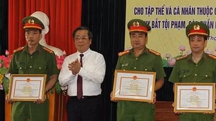 Khen thưởng CA Phú Thọ trong đấu tranh, bảo vệ an toàn hoạt động ngân hàng