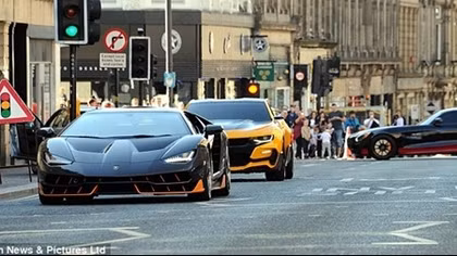 Dàn siêu xe "khủng" đọ sức trên phim trường "Transformers 5"