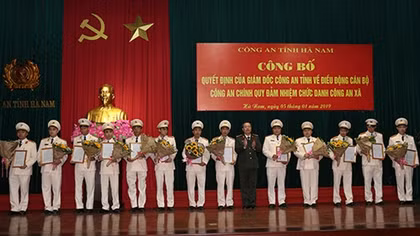 Hà Nam công bố quyết định điều động Công an chính quy về xã