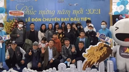 Vietnam Airlines Group chào đón các vị khách đầu tiên trong năm 2021 trên cả nước