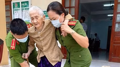 Lan tỏa nhiều hình ảnh đẹp của chiến sĩ Công an trong chiến dịch cấp CCCD