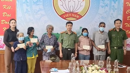 Người chỉ huy góp phần giữ bình yên vùng cát trắng