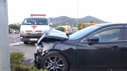 Hiểu thế nào về vụ xe con tông ngang xe cứu thương?