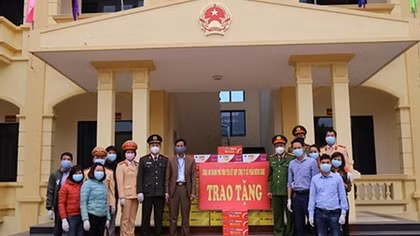 Chung tay giúp đỡ lực lượng tham gia phòng, chống dịch bệnh Covid-19