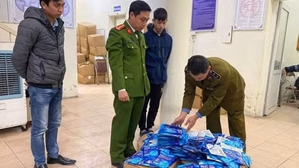 Thu giữ gần 300 “thẻ diệt virus Corona” không rõ nguồn gốc