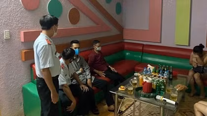 Tụ tập hát hò, đánh bạc giữa mùa dịch