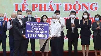 Techcombank tiếp tục ủng hộ 10 tỷ đồng đề phòng chống và đẩy lùi dịch COVID-19