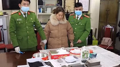 Triệt phá đường dây ma tuý trộn bột, thu giữ 12 bánh heroin và súng 