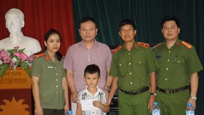 Tặng quà thân nhân gia đình liệt sỹ