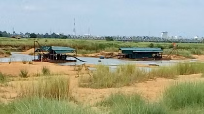 Doanh nghiệp khai thác cát trái phép, nguy cơ sạt lở cận kề!