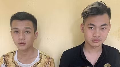 Khóa tay 2 kẻ đòi nợ thuê ném chất bẩn vào cửa hàng bán quần áo