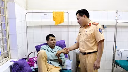 Một cán bộ CSGT trọng thương khi đang làm nhiệm vụ