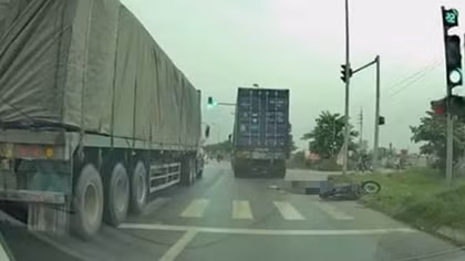 Truy tìm xe container cán chết cô gái trẻ rồi bỏ chạy