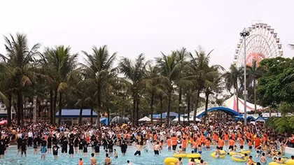 Hơn 10.000 người đổ về Công viên nước Hồ Tây giải nhiệt