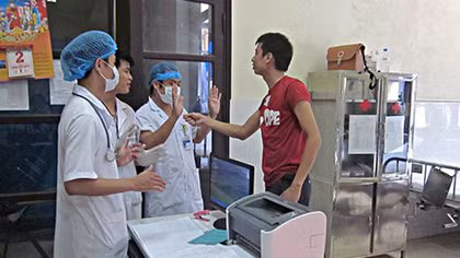 Bác sĩ bị bố bệnh nhi hành hung bắt quỳ gối xin lỗi