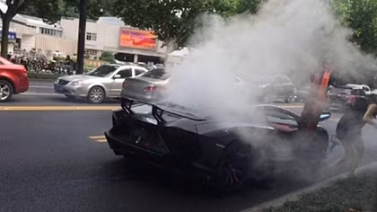 “Siêu bò” Lamborghini Aventador “độ” Mansory bốc cháy trên phố