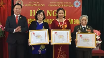 Cựu sỹ quan Công an vận động và trao tặng 1,8 tỷ đồng từ thiện