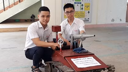 Hai học sinh lớp 12 chế tạo thành công robot cứu hỏa
