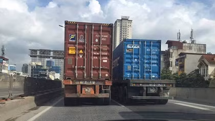 Truy tìm 2 xe container dàn hàng ngang chạy "rùa bò" gây bức xúc