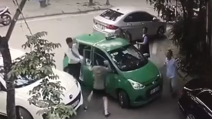 Khởi tố chủ xe Mercedes cầm gạch "choảng" tài xế taxi Mai Linh 