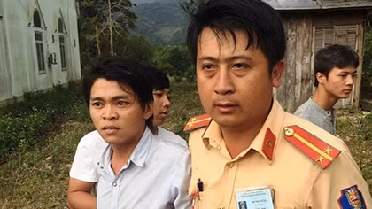 Đối tượng vừa bị CSGT bắt giữ đang mang lệnh truy nã