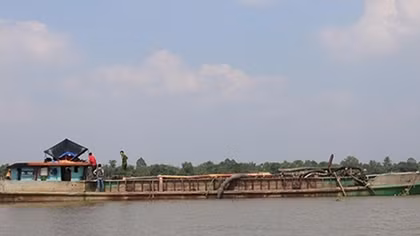 Bắt quả tang ổ nhóm khai thác cát trái phép trên sông 