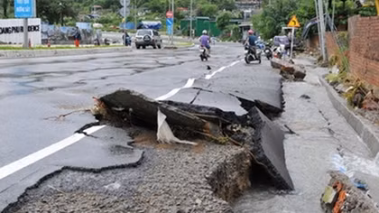 Nhiều địa bàn bị cô lập, một số tuyến giao thông hư hỏng, ách tắc do mưa lũ