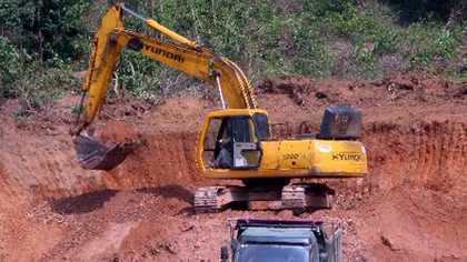 Khai thác trái phép hàng triệu mét khối đất nằm sát sân bay Nội Bài