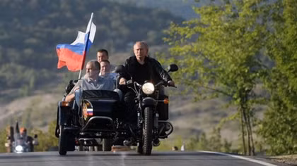 Tổng thống Putin trổ tài lái xít đờ ca trong lễ hội bóng đêm