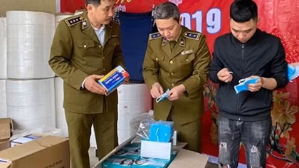 Cơ sở sản xuất khẩu trang bằng giấy vệ sinh đối mặt với hình phạt nào?