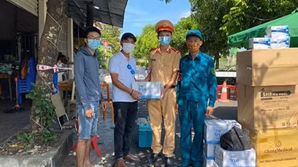 Người dân trao vật phẩm tiếp sức cho lực lượng phòng chống dịch COVID-19