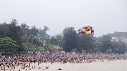 Du khách ùn ùn kéo ra biển Hải Phòng