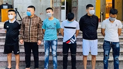 Khởi tố vụ ném chất bẩn, mang vòng hoa đến đặt trước nhà để đòi nợ