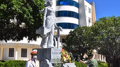 Dâng hương tưởng niệm Chủ tịch Hồ Chí Minh và Anh hùng liệt sỹ CAND Nguyễn Thị Lợi