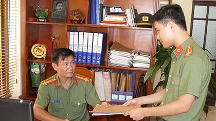 Noi gương anh dũng của cha, phấn đấu lập công