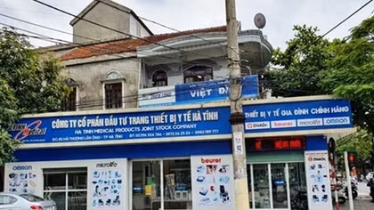 Khởi tố, bắt giam giám đốc nâng khống thiết bị y tế lên 10 tỷ đồng