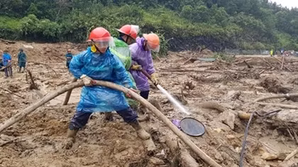 Chạy đua tìm kiếm nạn nhân mất tích vì mưa lũ
