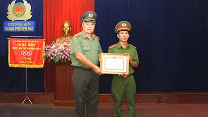 Khen thưởng Thiếu úy Cảnh sát dũng cảm cứu người