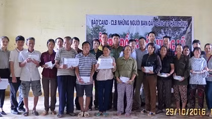 Báo CAND - CLB “Những người bạn đất Cảng” ủng hộ đồng bào miền Trung