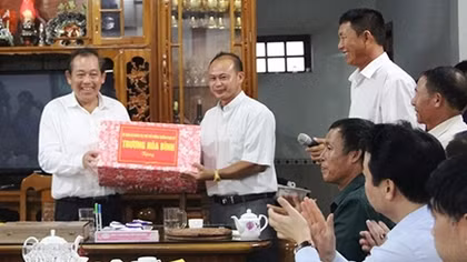 Phó Thủ tướng Trương Hòa Bình thăm hỏi ngư dân bị ảnh hưởng do sự cố môi trường biển