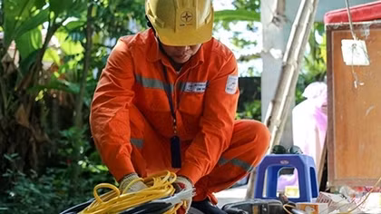 EVNHANOI sửa chữa, lắp đặt hệ thống điện cho 100% hộ nghèo huyện Thanh Oai