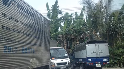 Xe trốn vé phá nát đường làng, dân lập chốt thu phí