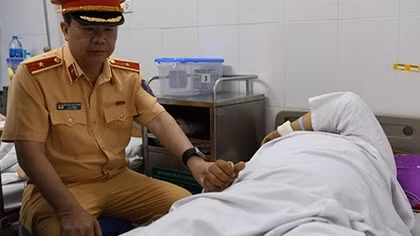Thăm hỏi chiến sỹ CSGT bị thương khi làm nhiệm vụ
