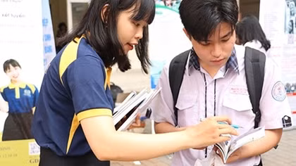 Học sinh được tập dượt đăng ký nguyện vọng xét tuyển trực tuyến