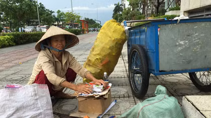 Những mảnh đời lăn theo bánh xe phế liệu