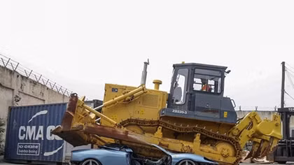 Xót xa siêu phẩm Ferrari 360 Spider bị máy xúc nghiền nát