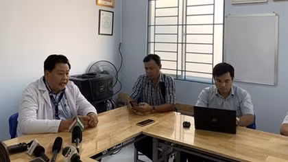 Gần 100 học sinh và giáo viên nhập viện do ngộ độc thực phẩm 