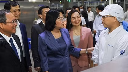Phó Chủ tịch nước thăm người lao động Vinamilk trước Tết Tân Sửu