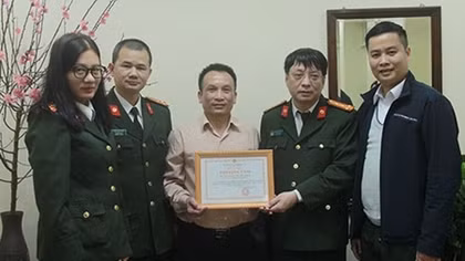 Phòng khám Chữ thập đỏ Đông Anh ủng hộ chương tình "Tết vì người nghèo" 200 triệu đồng