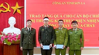 Thăm hỏi 2 CBCS bị thương khi làm nhiệm vụ